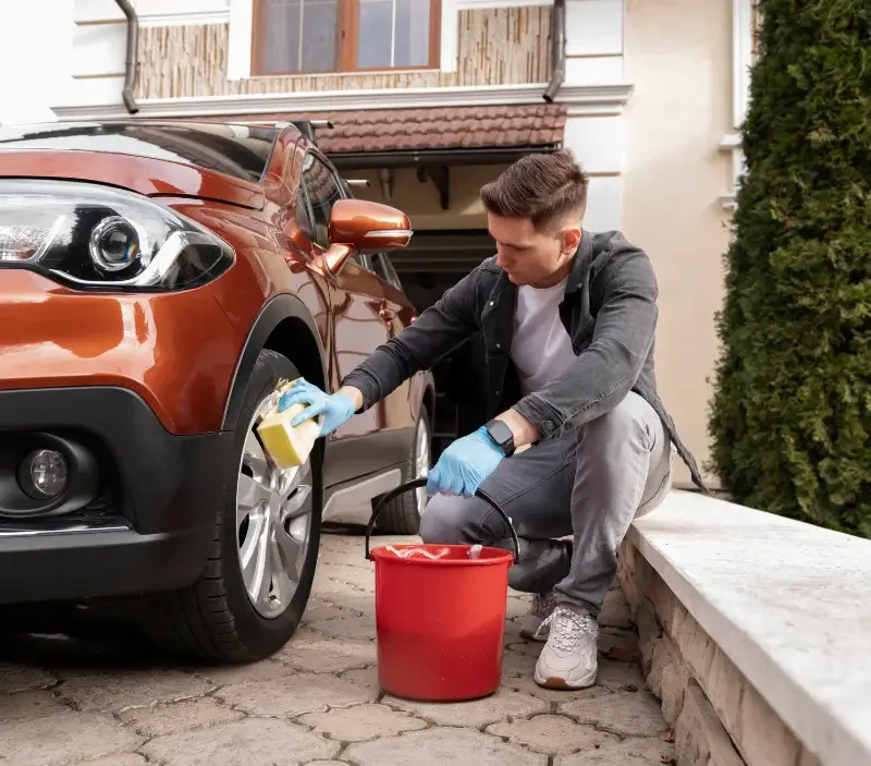 Lavage auto à domicile Morsang-sur-Seine : professionnel intervenant sur un véhicule